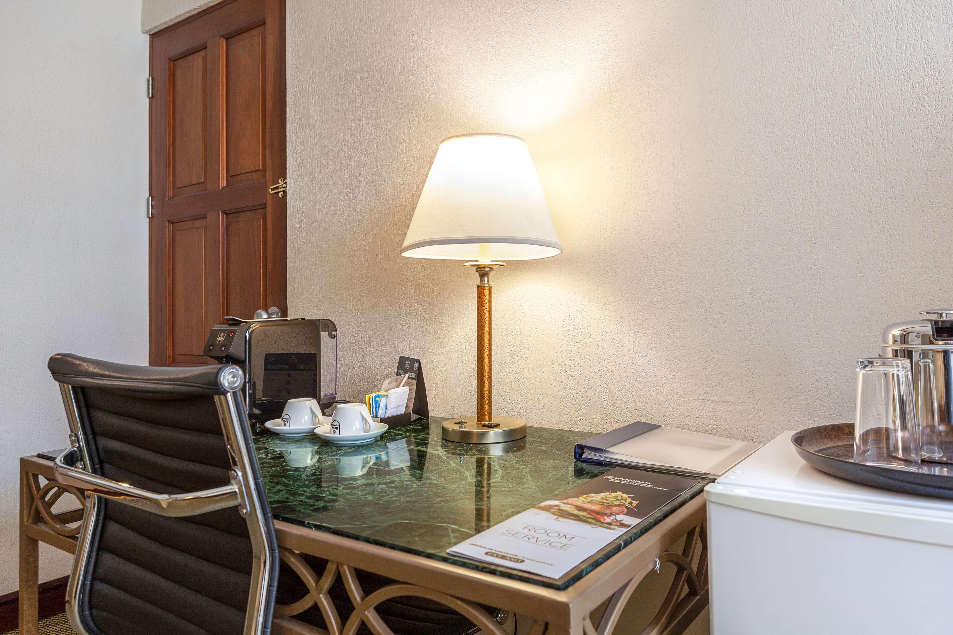 Wyndham San Jose Herradura Hotel Exterior photo A table lamp